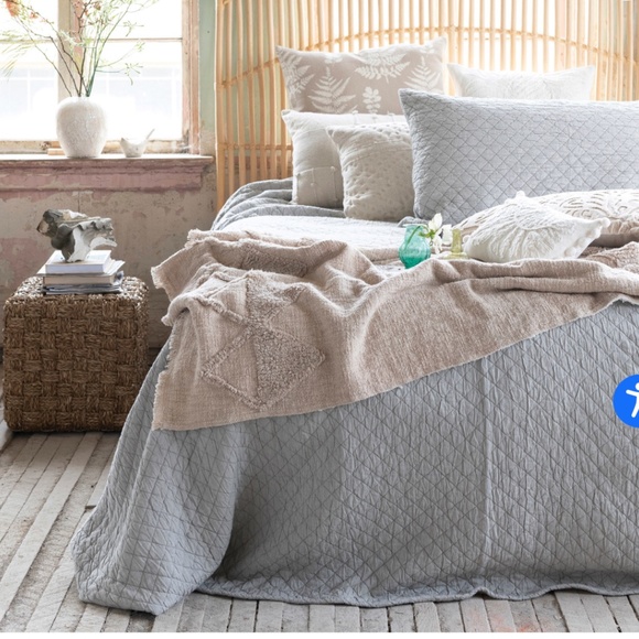 Creative coop queen jacquard quilt and shams - Picture 2 of 3